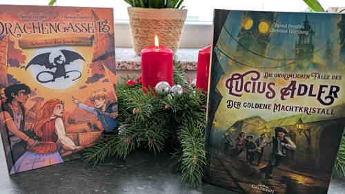 Zwei Bücher vor einem Adventskranz